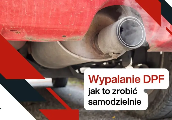 Dym wydobywający się z rury wydechowej samochodu, z napisem "Wypalanie DPF jak to zrobić samodzielnie".