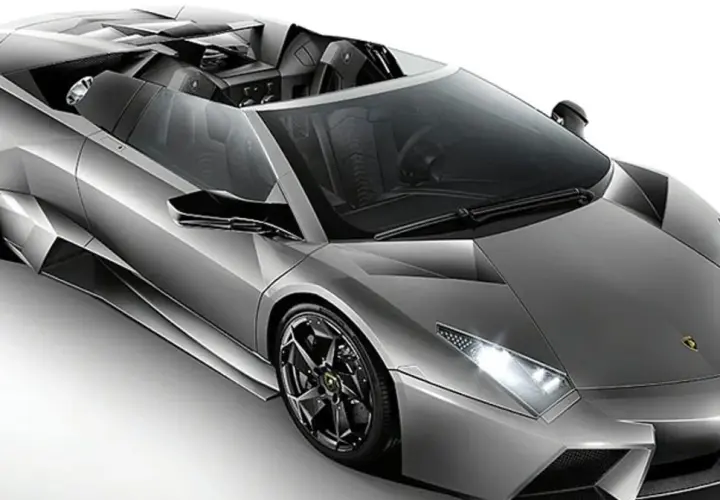 Srebrny, otwarty Lamborghini Reventon z czarnymi felgami i wnętrzem, gotowy do jazdy.