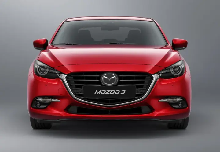 Czerwona Mazda 3 BN z przodu, z błyszczącym grillem i reflektorami.