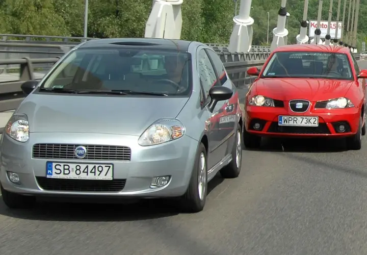 Srebrny Fiat i czerwony Seat jadą obok siebie. Może to pierwsze auto w życiu kierowcy Fiata?