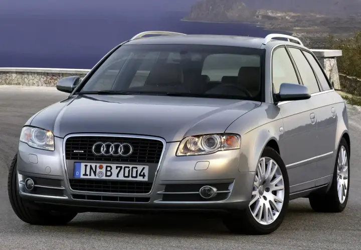 Srebrny Audi A4 B7 Avant na tle morza i gór.