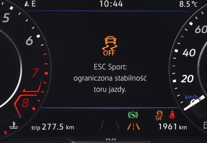 Kontrolka ESP OFF na desce rozdzielczej samochodu, z napisem "ESC Sport: ograniczona stabilność toru jazdy".