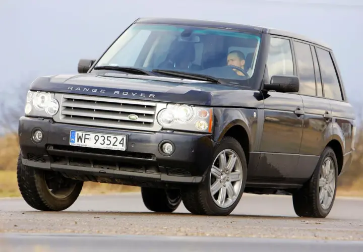 Czarny Range Rover L322 z polskimi tablicami rejestracyjnymi WF 93524 jedzie po drodze.