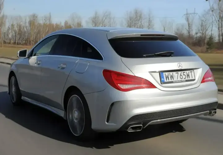Srebrny Mercedes CLA shooting brake w ruchu drogowym, z widocznym tyłem i tablicą rejestracyjną WW 765WT.