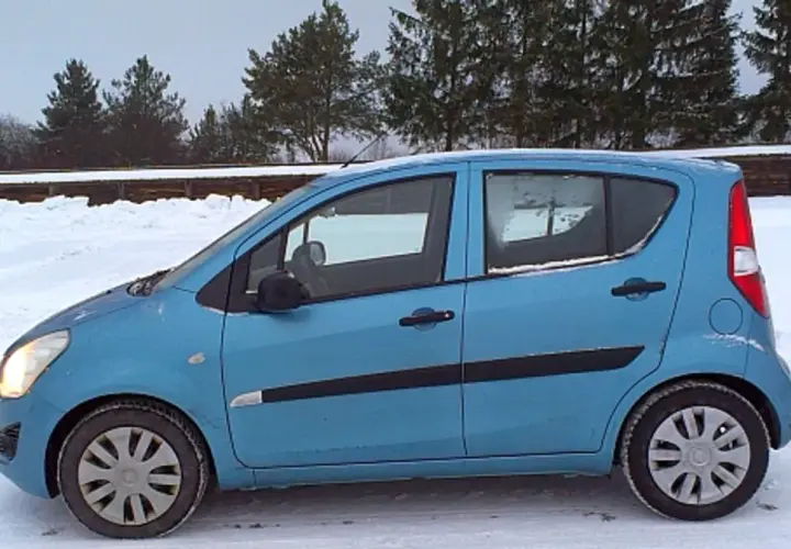 Niebieski Suzuki Splash na śniegu, gotowy na zimowe przygody.