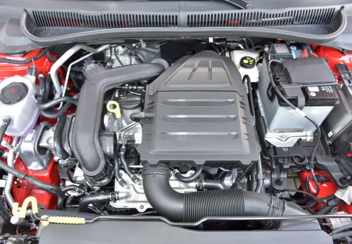 Silnik w Volkswagen Polo 6, z widocznym filtrem powietrza, akumulatorem i płynem chłodniczym.