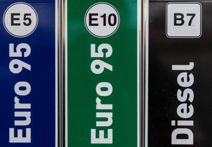 Trzy dystrybutory paliwa: Euro 95 E5, Euro 95 E10 (benzyna E10) i Diesel B7.