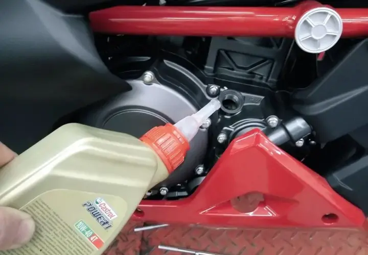Olej w motocyklu co 2 lata? Dlaczego producenci zalecają co rok!