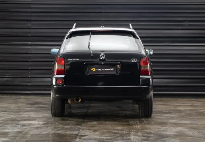 Czarny VW Parati GTI 16V z 2000 roku, widok z tyłu, z logo "The Garage" na klapie bagażnika.
