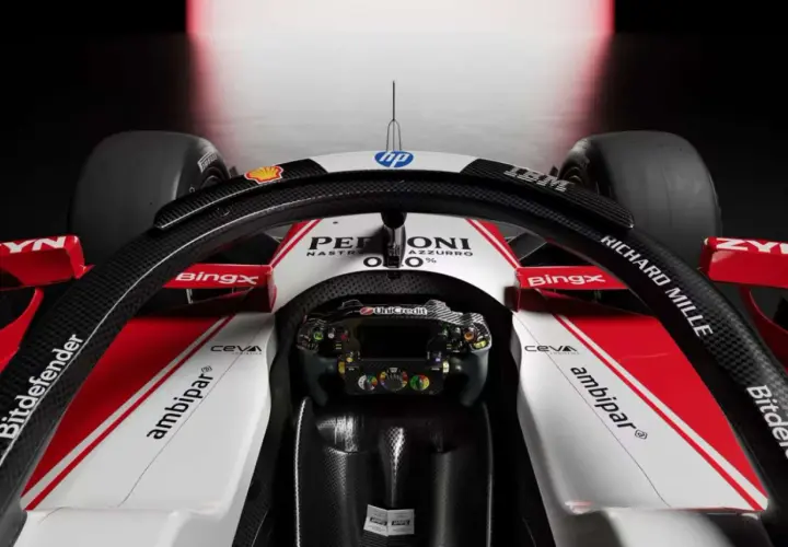 Kokpit bolidu F1 Alfa Romeo. Zastanawiasz się, ile kosztuje bolid F1? To miliony dolarów za maszynę pełną technologii.
