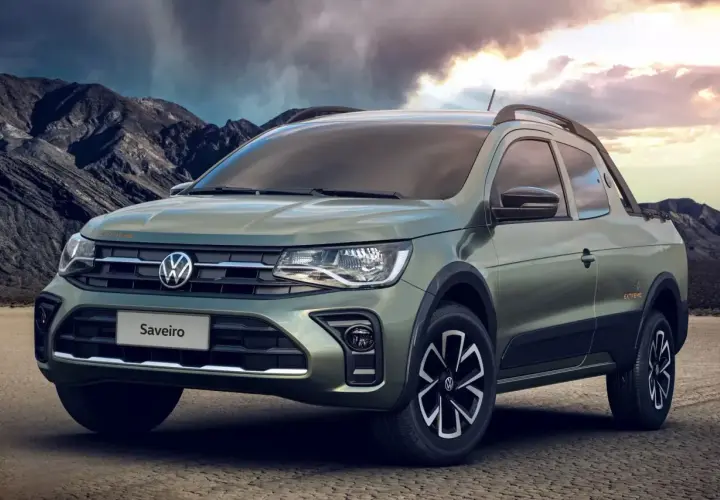Zielony VW Saveiro Extreme gotowy na przygodę w surowym krajobrazie.