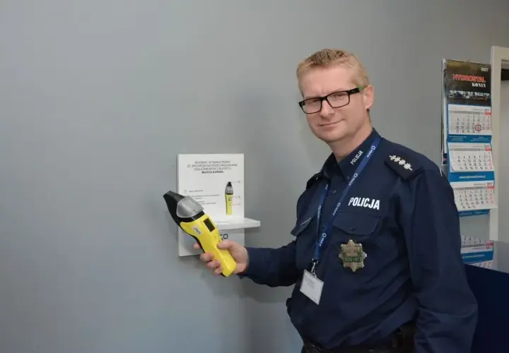 Gdzie zbadać się alkomatem? Policja, apteka, praca pełny poradnik