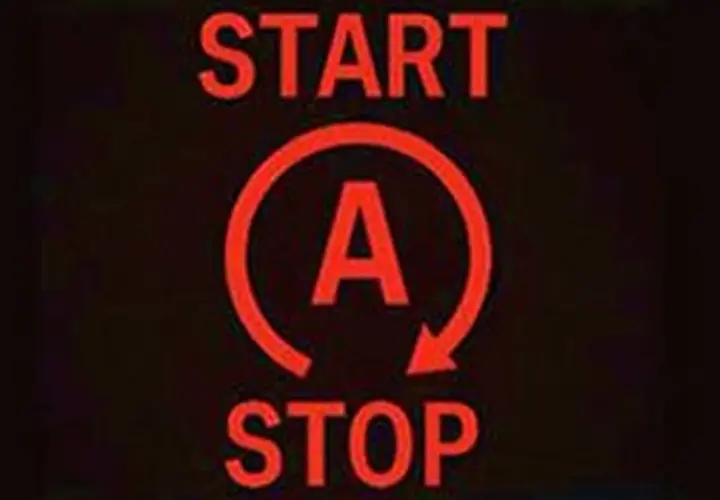 Czerwona kontrolka "START-STOP" z literą "A" w okręgu. System automatycznie wyłącza i uruchamia silnik, oszczędzając paliwo.