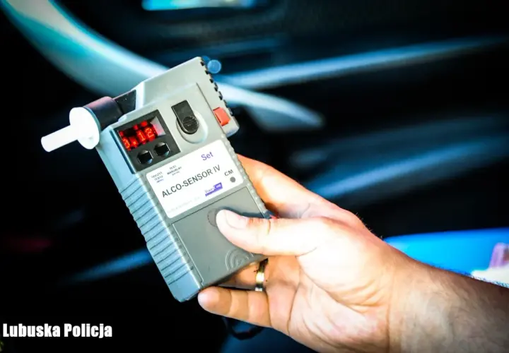 Policja i alkomaty: Modele, procedury, prawa kierowcy. Sprawdź!