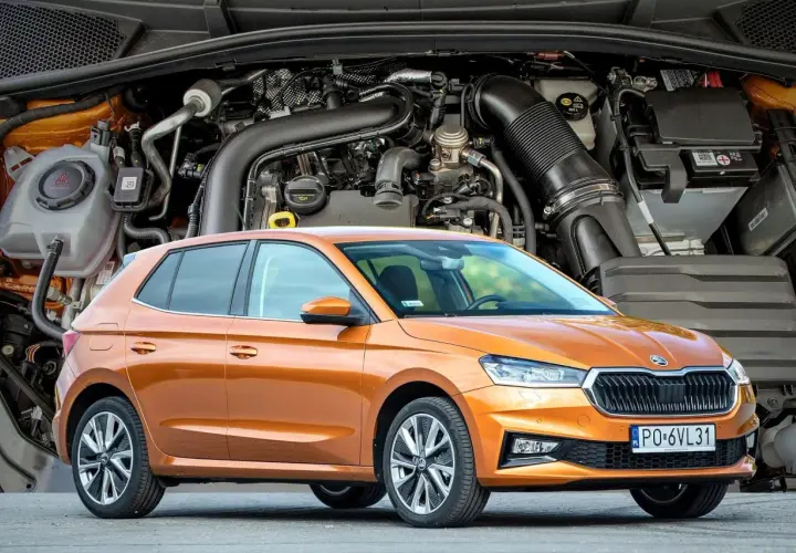 Pomarańczowa Skoda Fabia IV z widocznym silnikiem pod maską.