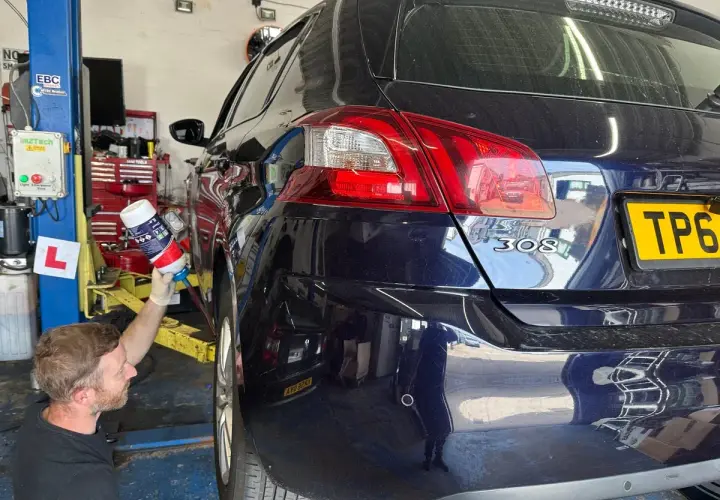 Mechanik używa sprayu do czyszczenia, gdy na desce rozdzielczej świeci się kontrolka "brak płynu fap".