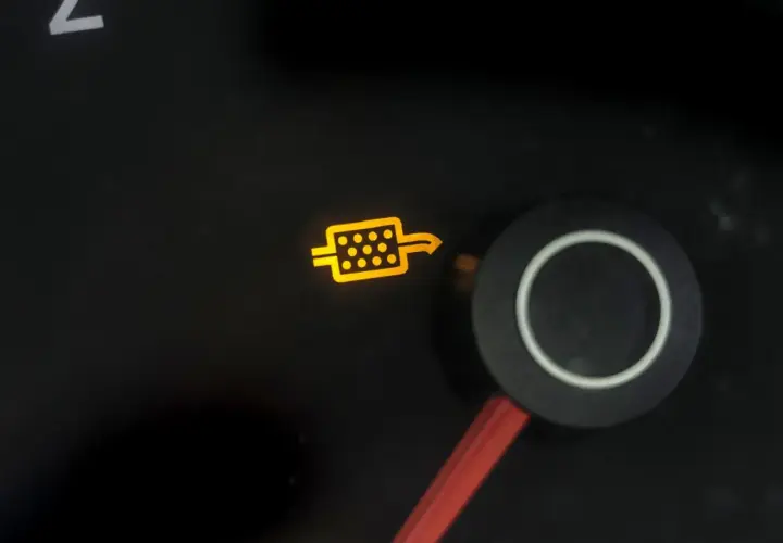 Żółta kontrolka dpf hyundai i40 świeci się, sygnalizując problem z filtrem cząstek stałych.