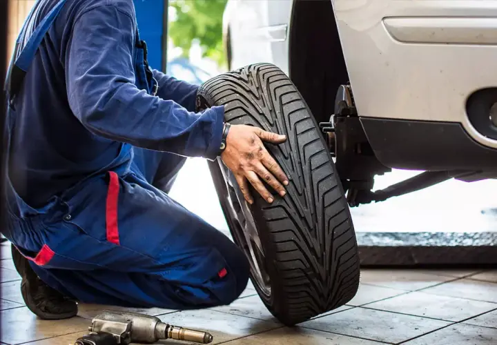 Opony fabryczne Toyota: Wybierz mądrze! OE czy zamiennik?