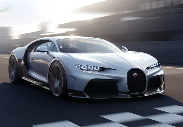 Srebrny Bugatti Chiron Super Sport pędzi po torze wyścigowym, zostawiając za sobą smugę prędkości.
