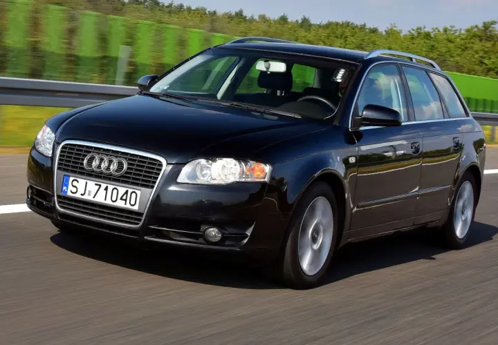 Czarne Audi A4 B7 Avant z lat produkcji 2004-2008 pędzi autostradą.