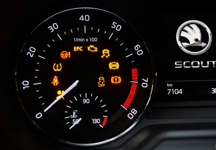 Na desce rozdzielczej Skoda Fabia świeci się żółta kontrolka EPC, sygnalizując problem z silnikiem.