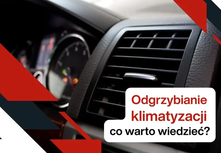 Widok na kratkę nawiewu klimatyzacji samochodowej i fragment deski rozdzielczej.