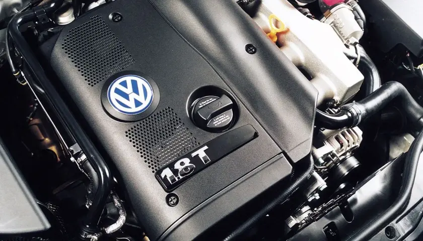 Silnik 1.8T z Volkswagena Passata B5.5, z charakterystycznym logo VW i turbosprężarką.