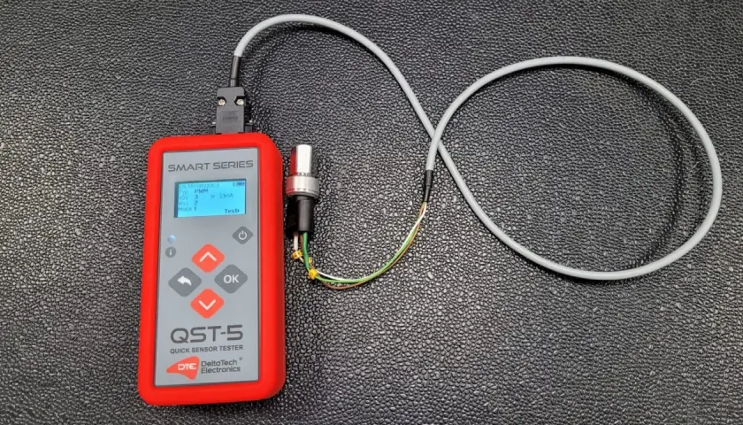 Tester czujnika ciśnienia klimatyzacji QST-5 z podłączonym czujnikiem.
