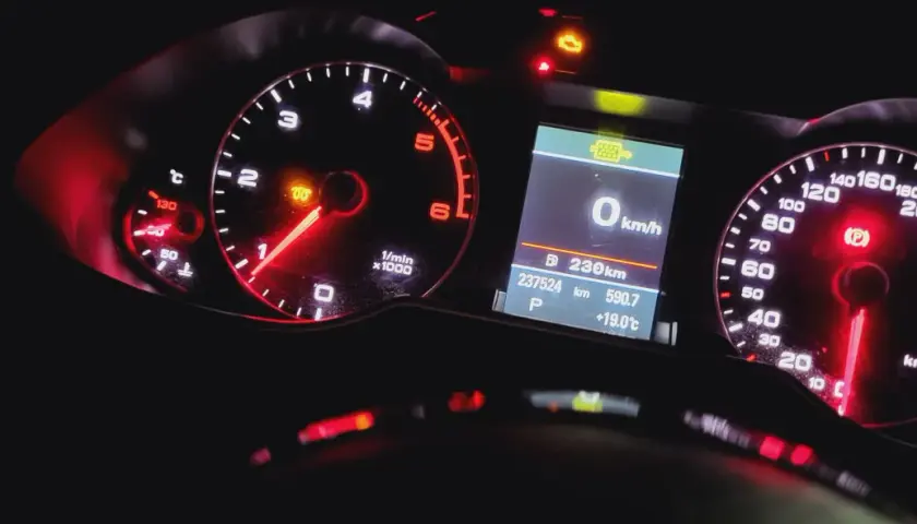 Kontrolka filtra DPF świeci się na desce rozdzielczej Audi A4 B8, wskazując potrzebę wypalania DPF. Przebieg 237524 km.