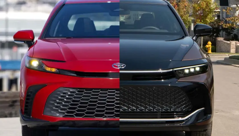 Dwa nowe modele Toyota Crown: jeden czerwony, błyszczący, drugi czarny, elegancki, z charakterystycznym grillem i światłami LED.