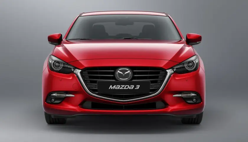 Czerwona Mazda 3 BN z przodu, z błyszczącym grillem i reflektorami.