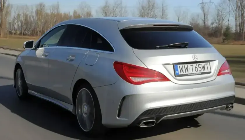 Srebrny Mercedes CLA shooting brake w ruchu drogowym, z widocznym tyłem i tablicą rejestracyjną WW 765WT.