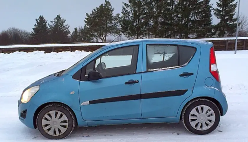Niebieski Suzuki Splash na śniegu, gotowy na zimowe przygody.