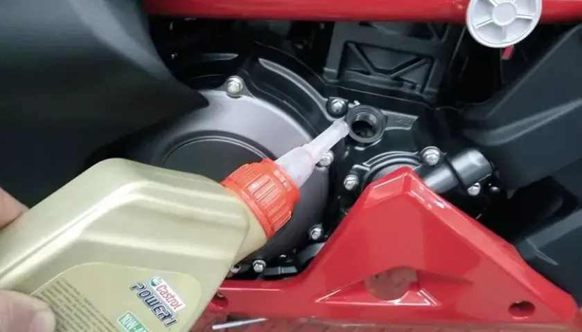 Olej w motocyklu co 2 lata? Dlaczego producenci zalecają co rok!