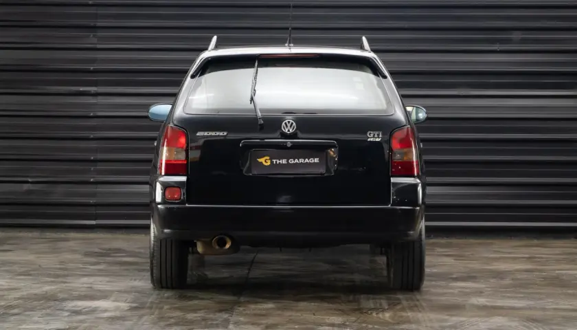 Czarny VW Parati GTI 16V z 2000 roku, widok z tyłu, z logo "The Garage" na klapie bagażnika.