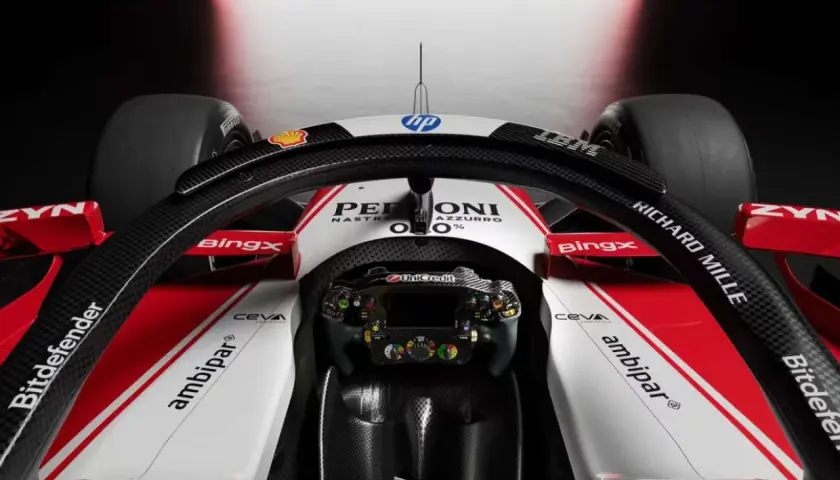 Kokpit bolidu F1 Alfa Romeo. Zastanawiasz się, ile kosztuje bolid F1? To miliony dolarów za maszynę pełną technologii.
