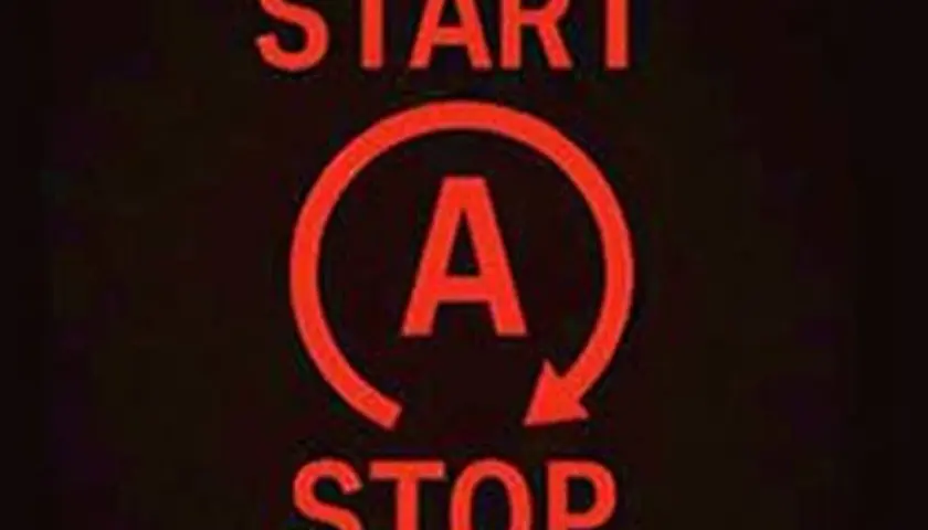 Czerwona kontrolka "START-STOP" z literą "A" w okręgu. System automatycznie wyłącza i uruchamia silnik, oszczędzając paliwo.