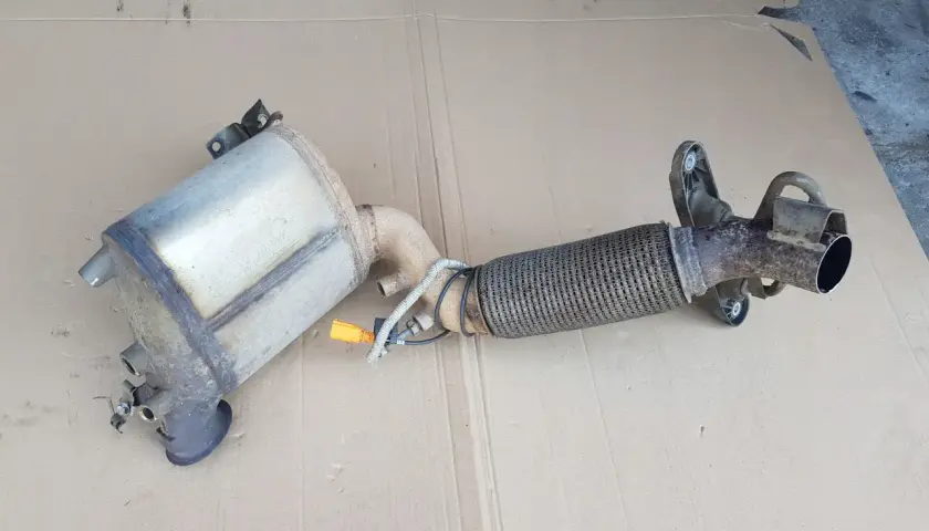 Filtr DPF Knecht, element układu wydechowego, gotowy do montażu.