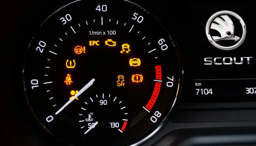 Na desce rozdzielczej Skoda Fabia świeci się żółta kontrolka EPC, sygnalizując problem z silnikiem.