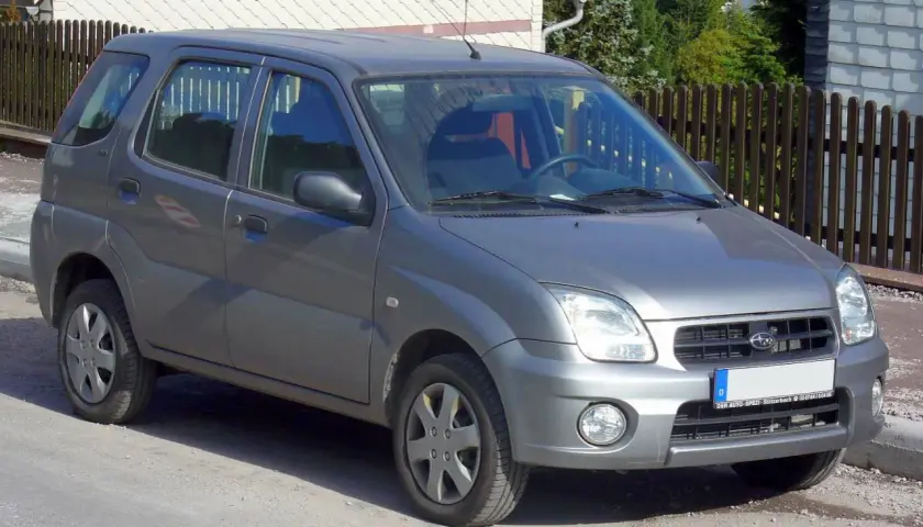 Szary Subaru Justy G3X stoi na drodze, gotowy na przygodę.