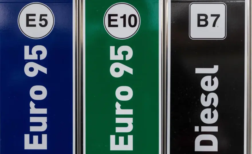 Paliwo E10 czy E5? Sprawdź, co możesz zatankować
