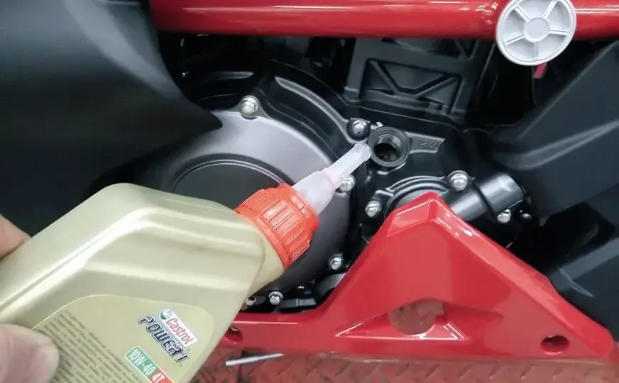 Olej w motocyklu co 2 lata? Dlaczego producenci zalecają co rok!