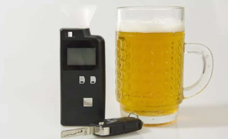 Kto może badać alkomatem? Policja, pracodawca i inni poznaj prawa