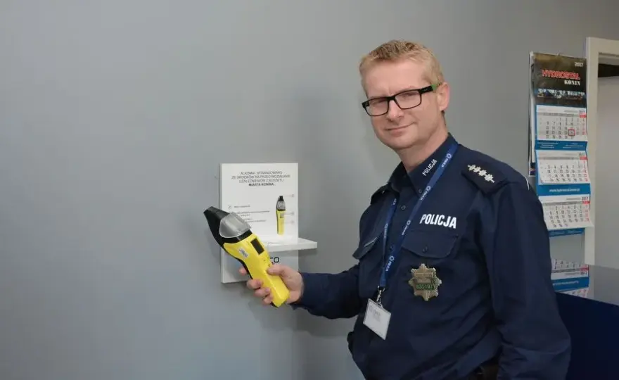 Gdzie zbadać się alkomatem? Policja, apteka, praca pełny poradnik