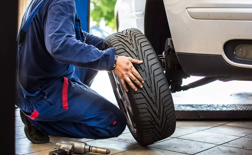 Opony fabryczne Toyota: Wybierz mądrze! OE czy zamiennik?