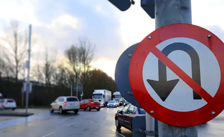Zakaz zawracania a skręt w lewo - Jak uniknąć mandatu i punktów?