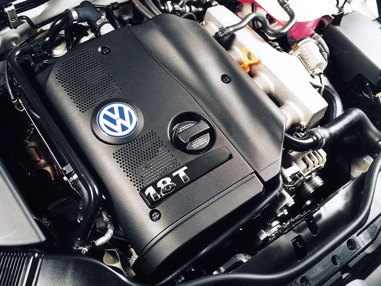 Silnik 1.8T z Volkswagena Passata B5.5, z charakterystycznym logo VW i turbosprężarką.
