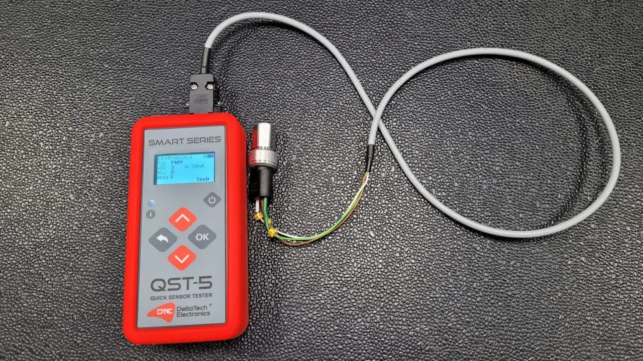 Tester czujnika ciśnienia klimatyzacji QST-5 z podłączonym czujnikiem.