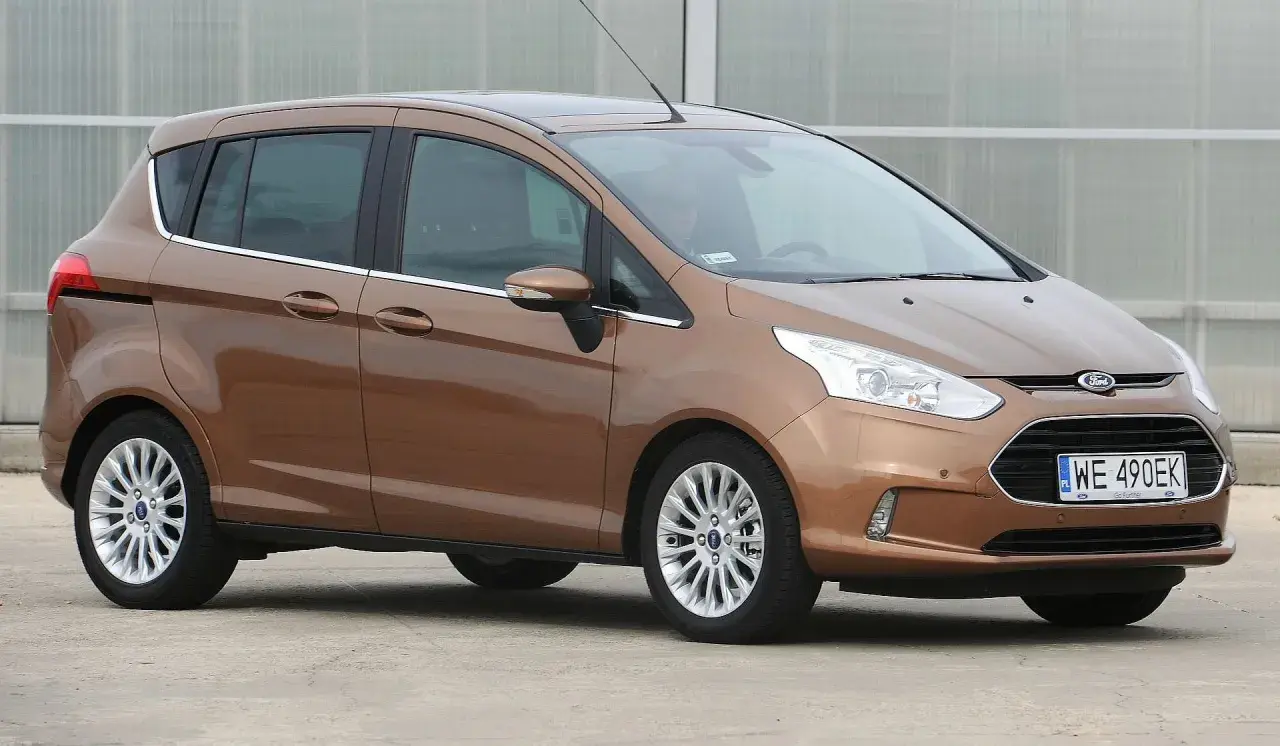 Brązowy Ford B-Max z polskimi tablicami WE 490EK zaparkowany na zewnątrz.