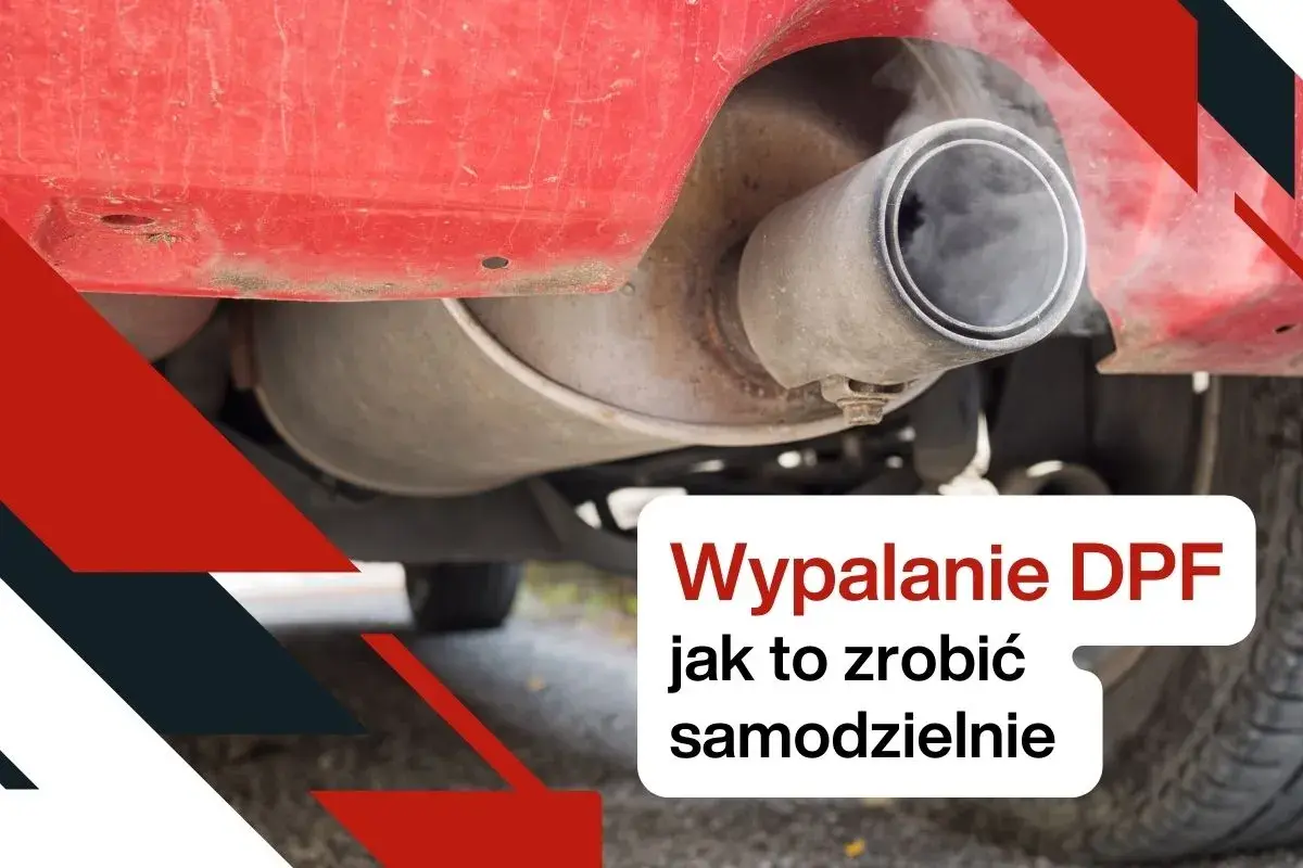 Dym wydobywający się z rury wydechowej samochodu, z napisem "Wypalanie DPF jak to zrobić samodzielnie".